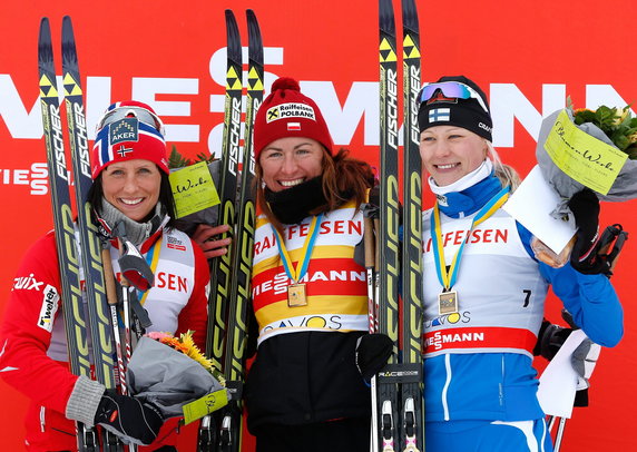 Marit Bjoergen (L) na podium w Davos