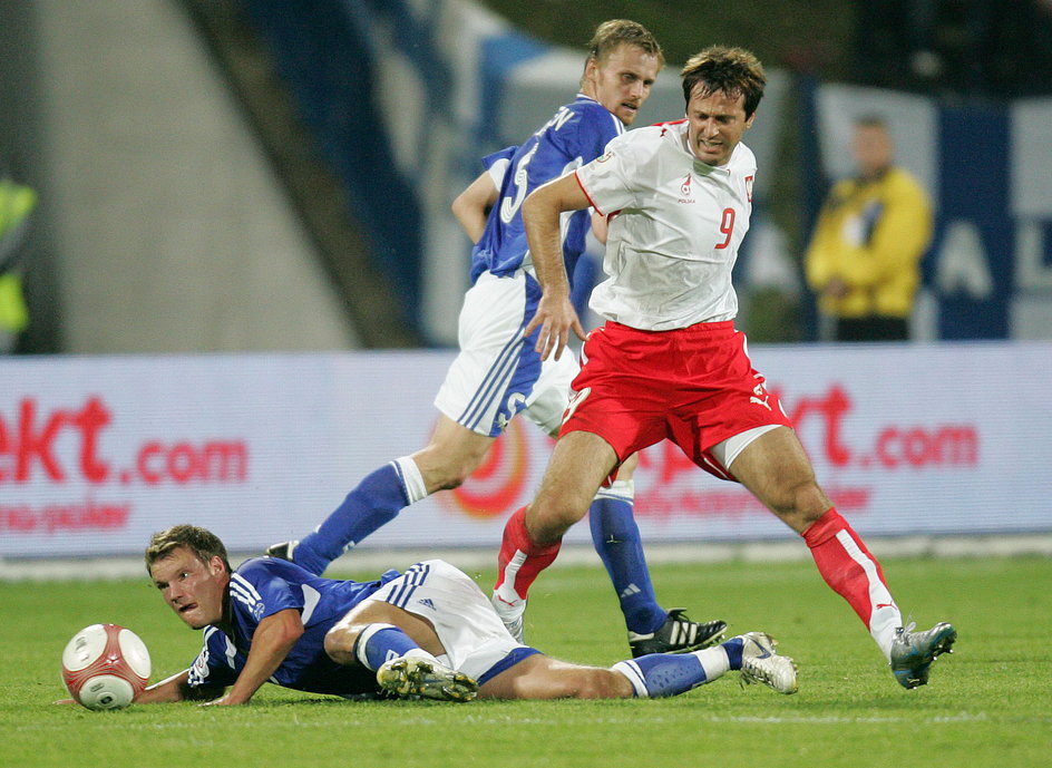 Maciej Żurawski, czołowy polski napastnik,  był bezradny w  walce z ambitnie grającymi obrońcami Finlandii.