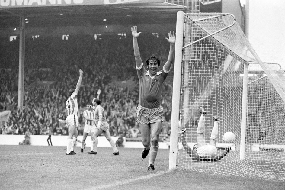 Kazimierz Deyna cieszy się z bramki przeciwko Stoke City (1980 r.)