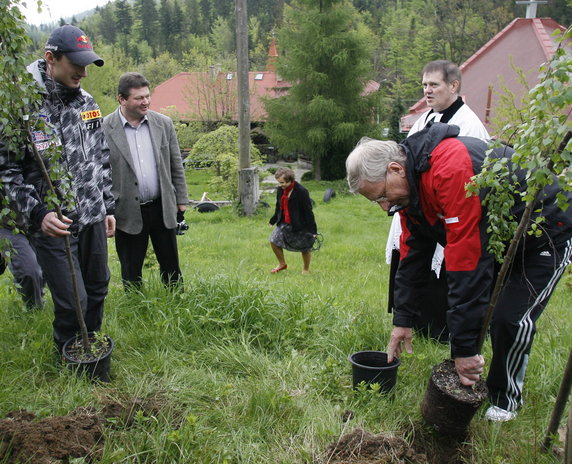 SZCZYRK MAŁYSZ I LEPISTOE SADZĄ DRZEWKA