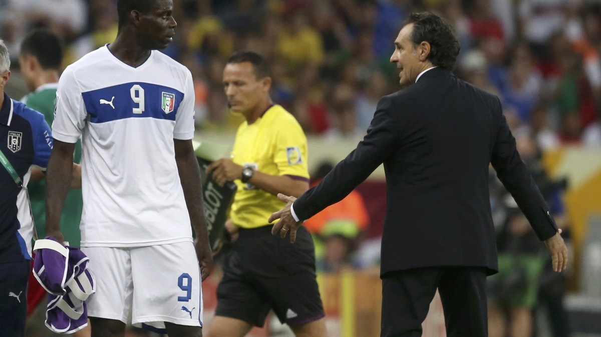 Mario Balotelli (L) i Cesare Prandelli (P)