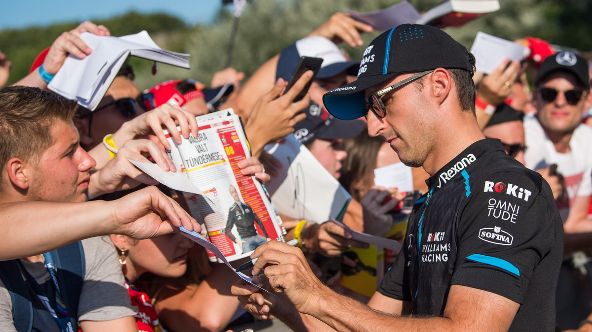 Robert Kubica rozdaje autografy