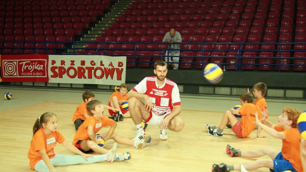 Marcin Możdżonek trenuje z dziećmi