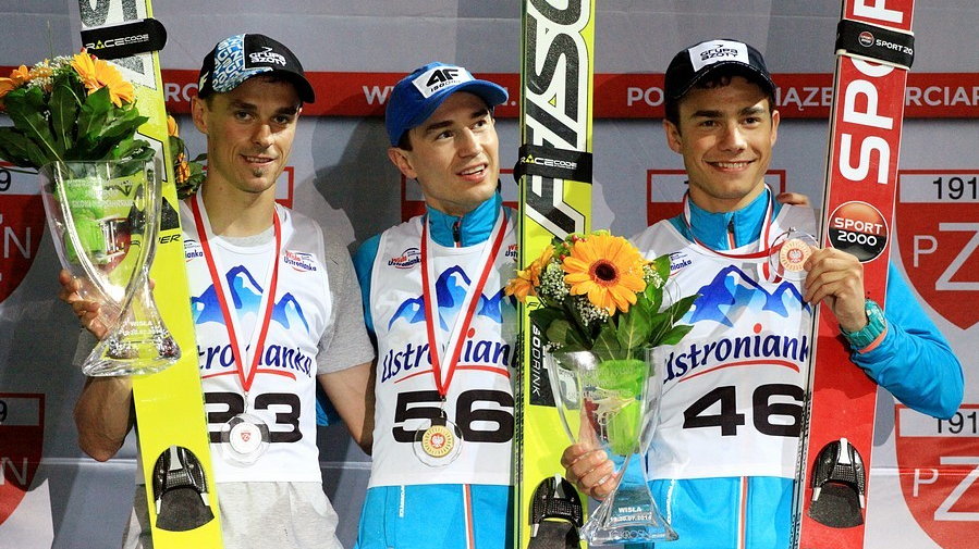 Kamil Stoch (nr 56), Piotr Żyła (33) i Jakub Wolny (46)