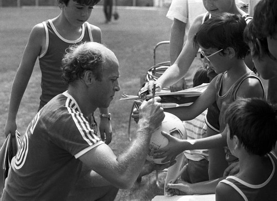 Grzegorz Lato rozdaje autografy podczas MŚ 1982