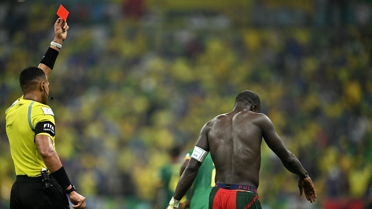 Vincent Aboubakar dostaje czerwoną kartkę w meczu z Brazylią.