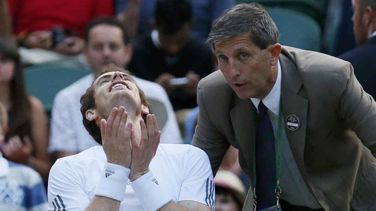 Andy Murray i sędzia naczelny Wimbledonu Andrew Jarrett