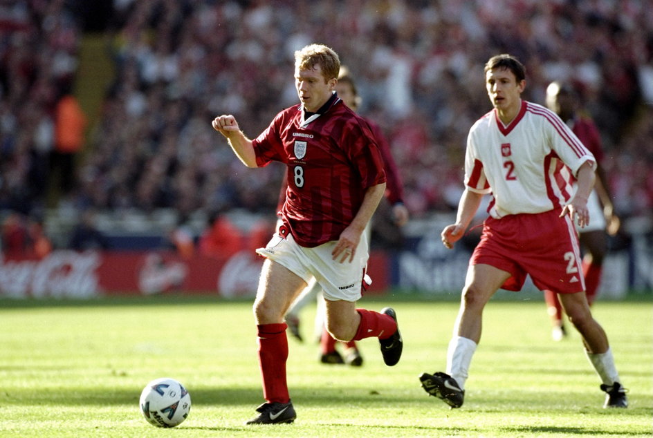 Paul Scholes i Jacek Bąk w meczu Anglia - Polska na Wembley (1999 r)