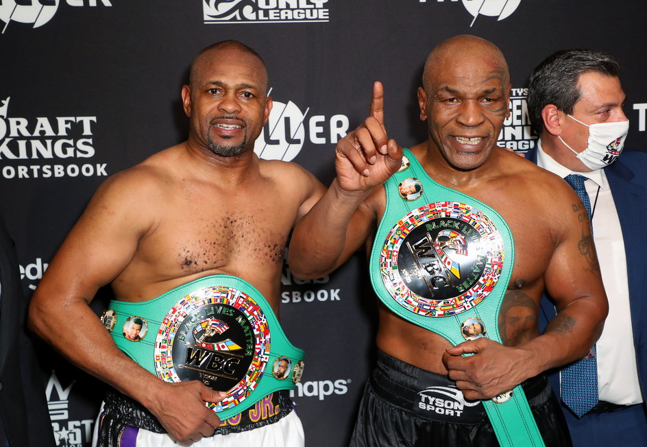 Roy Jones Jr. (po lewej) zmierzył się z Mikiem Tysonem w listopadzie 2020 r w Los Angeles. Pokazowa walka weteranów zakończyła się remisem