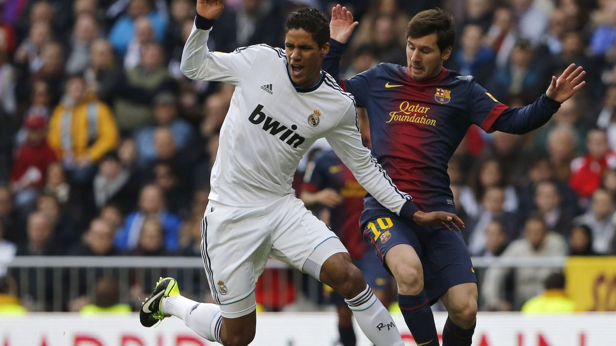 Raphael Varane (L) i Lionel Messi (R)