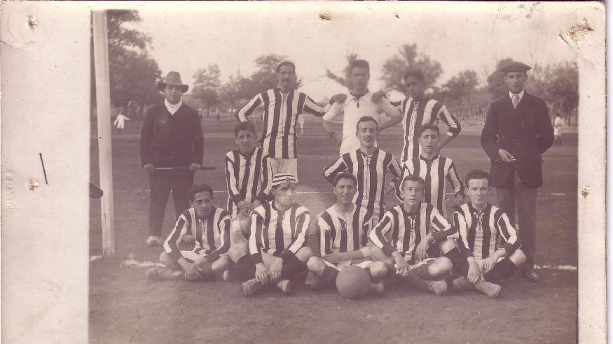 Zespół Sevilla Balompie w 1910 roku – w środkowym rzędzie z lewej strony jest Edmundo Wesołowski, w środku Jacinto Wesołowski