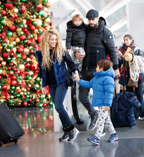 Shakira z dziećmi i mężem na lotnisku w Nowym Jorku