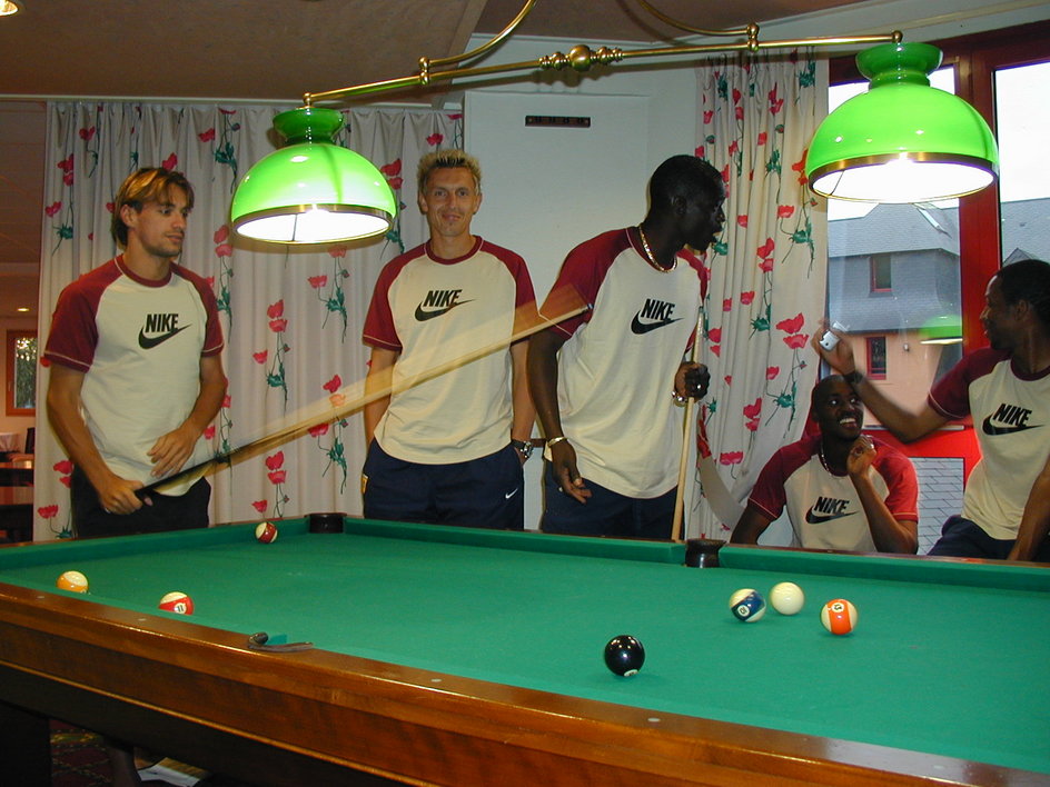 Jacek Bąk (w środku) gra w bilard z piłkarzami RC Lens (2003 r.)