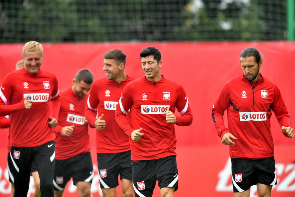 Trening reprezentacji Polski z 2021 r. Na pierwszym planie od lewej: Kamil Glik, Robert Lewandowski i Grzegorz Krychowiak 