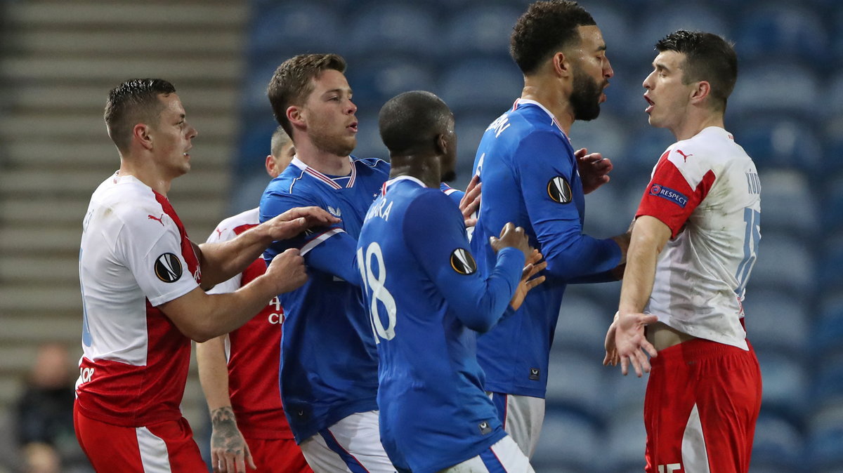 Ondrej Kudela (pierwszy z prawej) w dyskusji z zawodnikami Glasgow Rangers