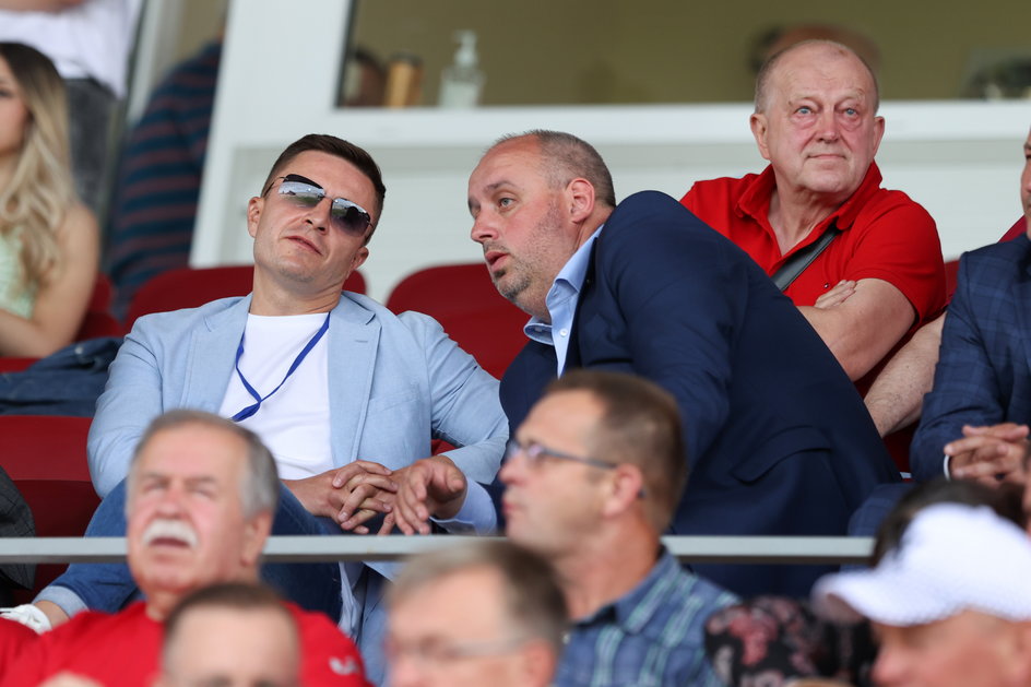 Właściciel Rakowa Michał Świerczewski oglądał mecz w towarzystwie prezesa klubu Wojciecha Cygana.