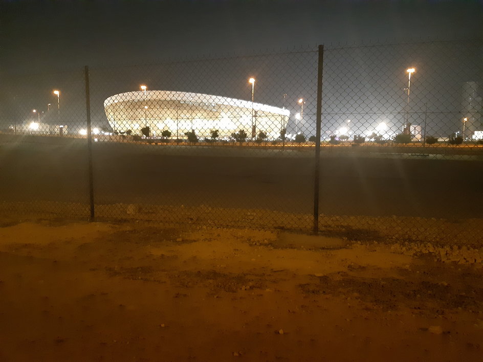 Taki widok na Lusail Iconic Stadium mieli robotnicy czekający na busa do pracy