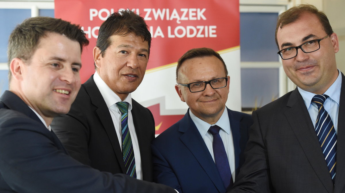 Ted Nolan (2L), prezes Polskiego Związku Hokeja na Lodzie Dawid Chwałka (L), poseł PiS Marek Matuszewski (2P) oraz czonek zarządu PKOl Andrzej Jaworski (P)