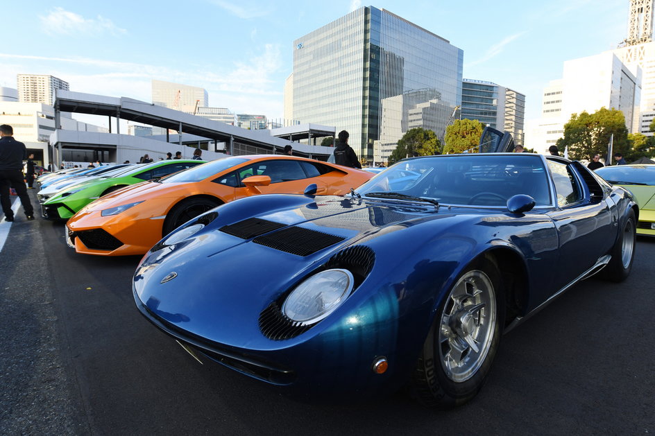 Lamborghini Miura (na pierwszym planie)