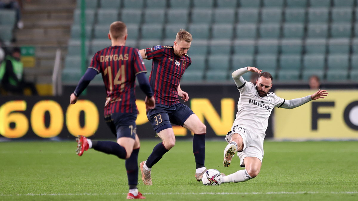 Mariusz Malec (w środku) podczas meczu Legia - Pogoń