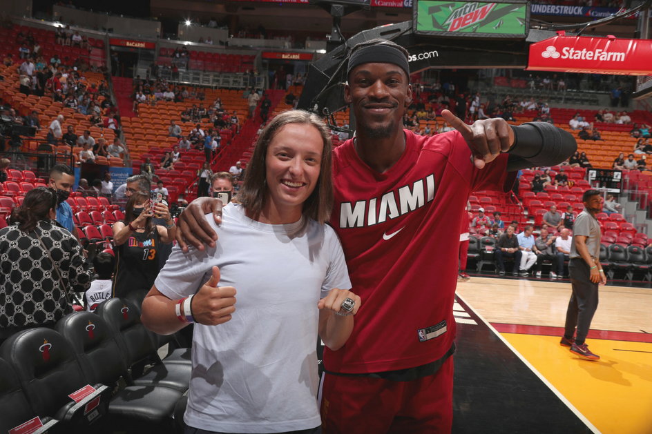 Iga Świątek i Jimmy Butler podczas meczu Miami Heat - Charlotte Hornets