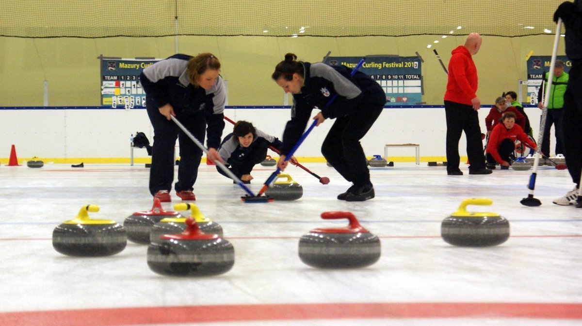 Zawodniczki Krakowskiego Klubu Curlingowego w akcji