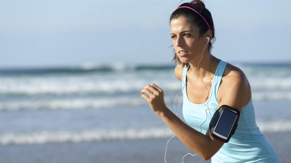 Wiele biegaczek (i biegaczy) korzysta z aplikacji podczas treningu