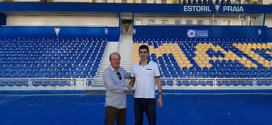 Luis Roquete, asystent Fernando Santos z czasów pracy w Estoril (z lewej), i autor tekstu Maciej Kaliszuk na stadionie Estoril
