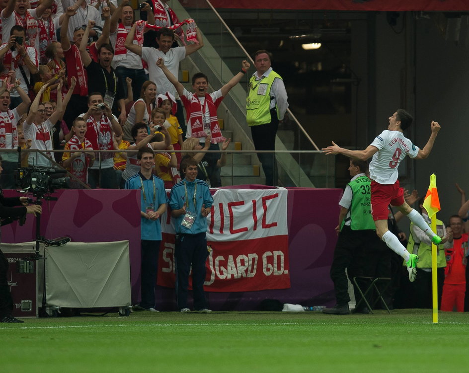 W pierwszym meczu EURO zremisowaliśmy z Grecją 1:1 Później był remis z Rosją (1:1) i porażka 0:1 z Czechami. Organizacyjnie turniej w 2012 roku okazał się wielkim sukcesem. Sportowo klapą.