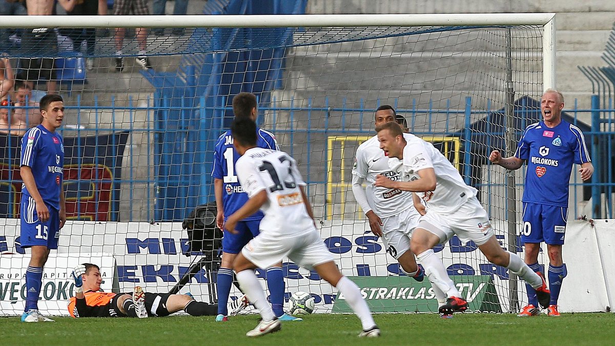 Ruch Chorzów - Pogoń Szczecin: Maciej Dąbrowski cieszy się po bramce 