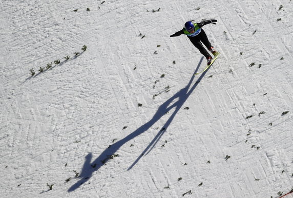 2010-02-20T204528Z_01_OLYAA141_RTRIDSP_3_OLYMPICS-SKI-JUMPING.jpg