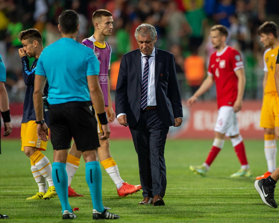 Fernando Santos (w środku) nie potrafił wytłumaczyć porażki z Mołdawią. (20.06.2023 r.).
