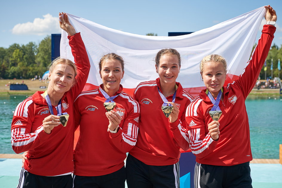 Karolina Naja wraz Anna Puławską, Dominiką Putto i Adrianną Kąkol zdobyły złoto podczas IE w Krakowie. Na MŚ były drugie.
