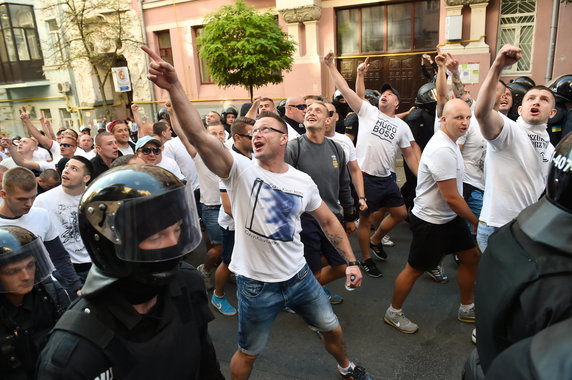 Fani Legii eskortowani przez ukraińską policję