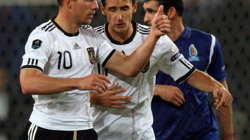 Lukas Podolski (z lewej) i Miroslav Klose