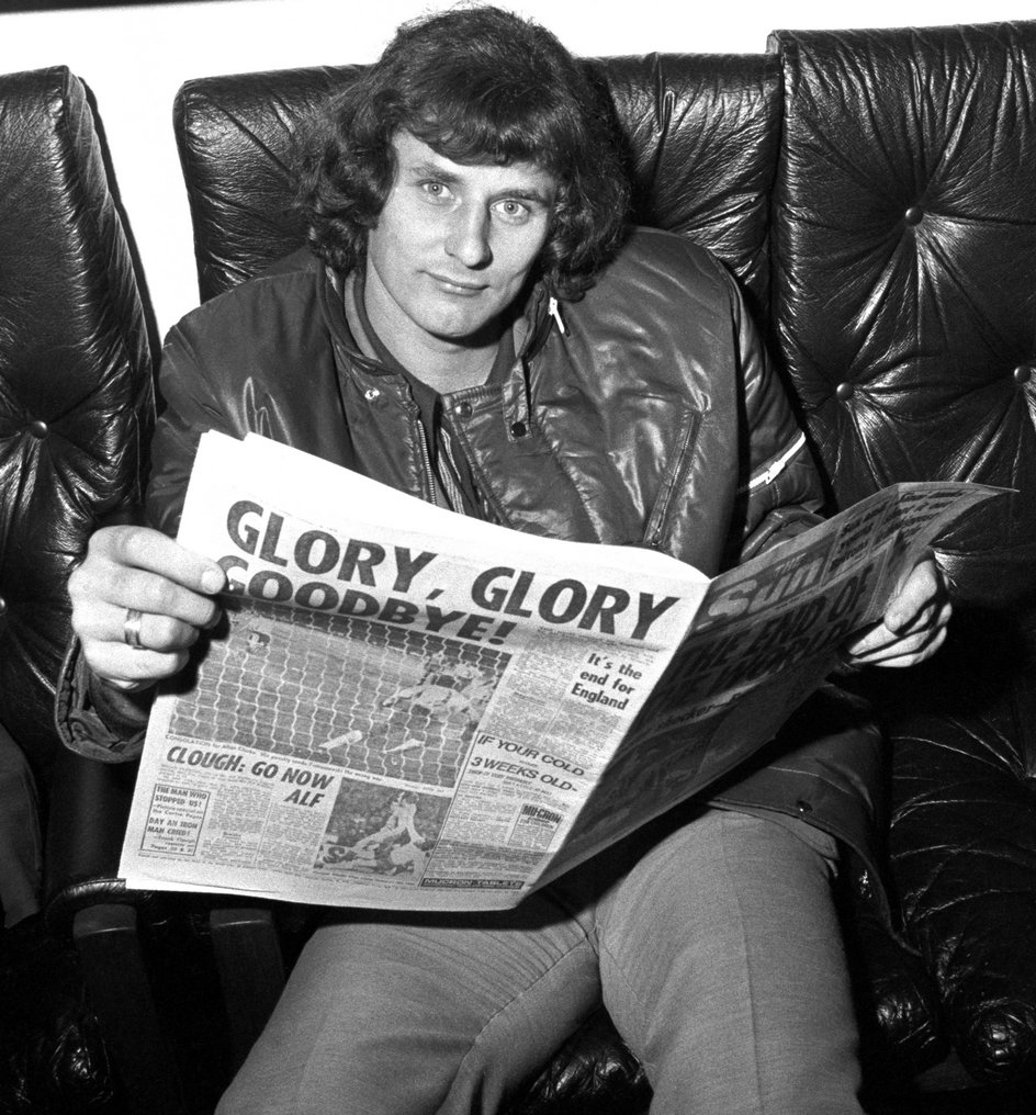 Jan Tomaszewski czyta angielską prasę po meczu na Wembley