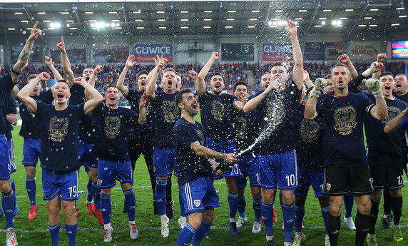 19519456 - PIŁKA NOŻNA EKSTRAKLASA PIAST GLIWICE LECH POZNAŃ (Radość zawodników Piasta Gliwice)