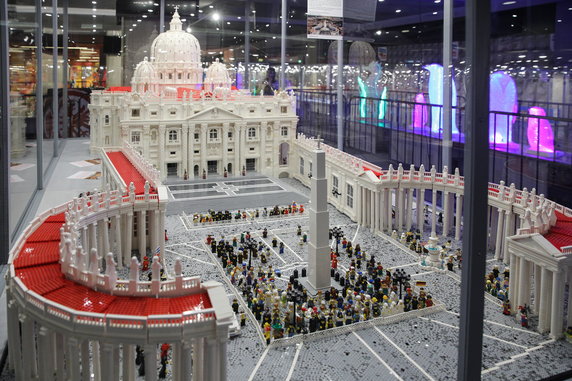 Plac św Piotra wraz z Bazyliką i Kolumnadą z klocków Lego