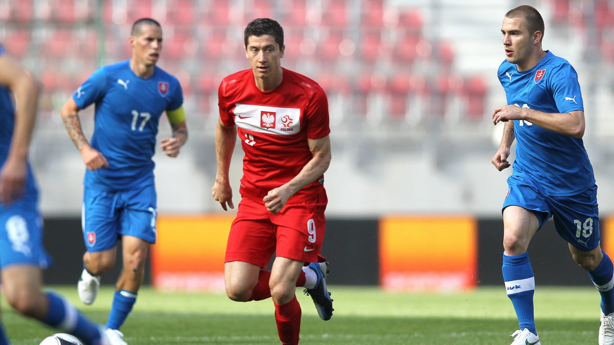 Robert Lewandowski i Erik Jendrisek (z prawej) podczas meczu Polska - Słowacja