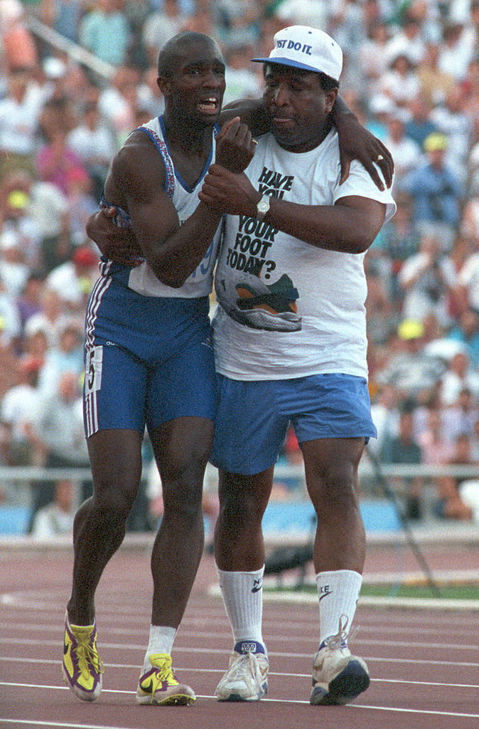 Derek Redmond i ojciec Jim podczas półfinałowego biegu na 400 metrów w Barcelonie