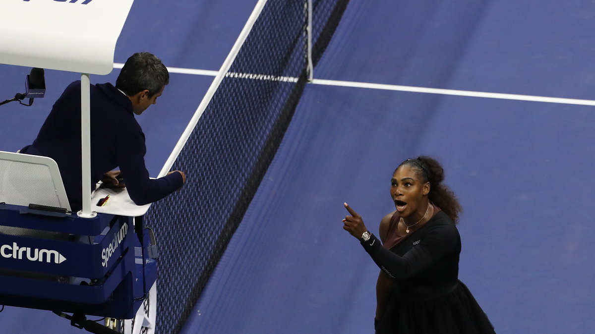 Serena Williams w trakcie dyskusji z sędzią Carlosem Ramosem w finale US Open