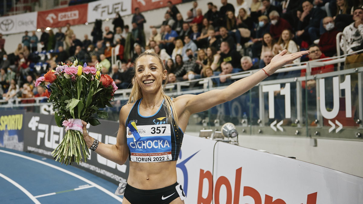 Angelika Cichocka zdobyła brązowy medal w biegu na 800 metrów w halowych mistrzostwach Europy, które w marcu 2021 rozegrane zostały w Toruniu. Na tej samej bieżni rok później wywalczyła także mistrzostwo Polski w biegach na 800 oraz 1500 metrów.