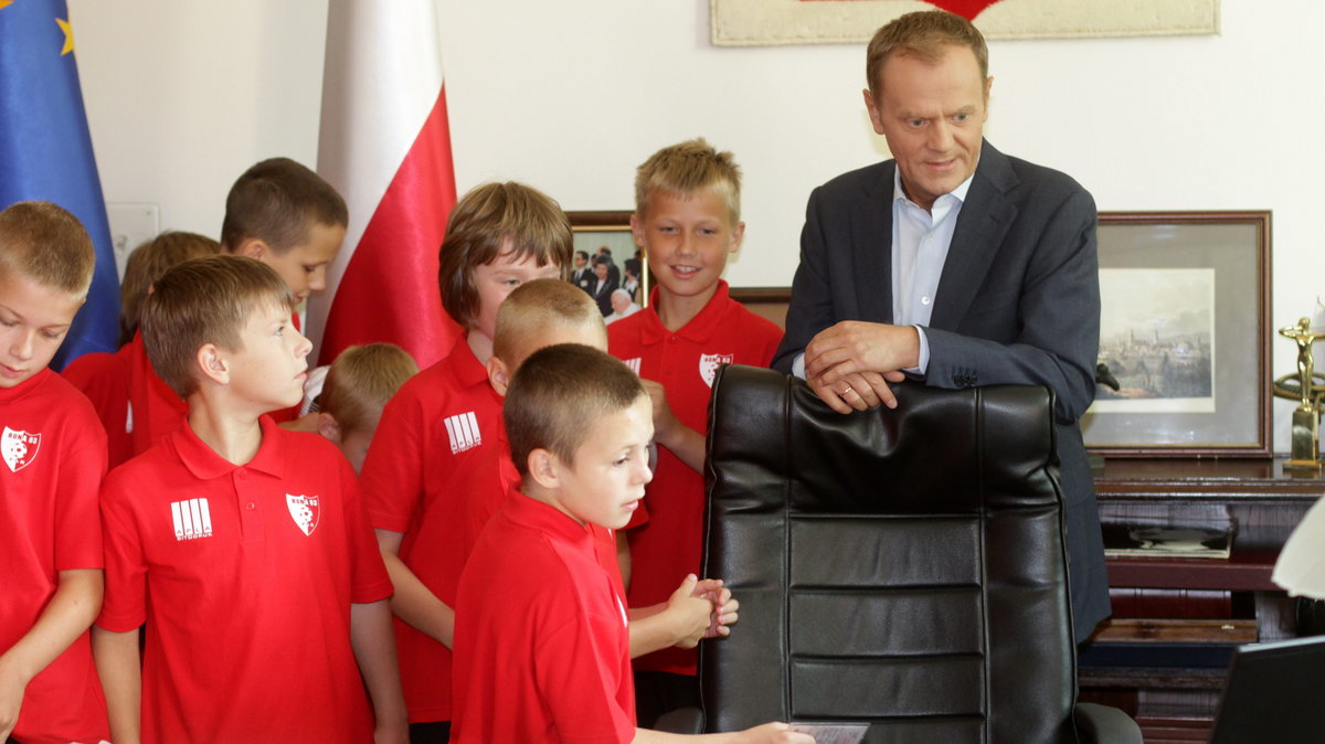 Premier z najmłodszymi piłkarzami, fot. PAP/Bartłomiej Zborowski