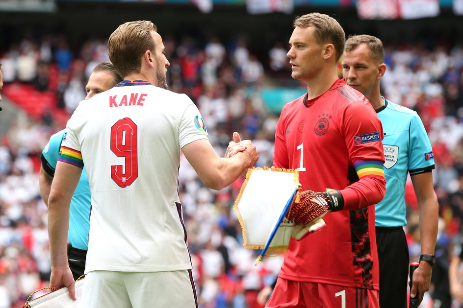 Harry Kane i Manuel Neuer w tęczowych opaskach na ramieniu