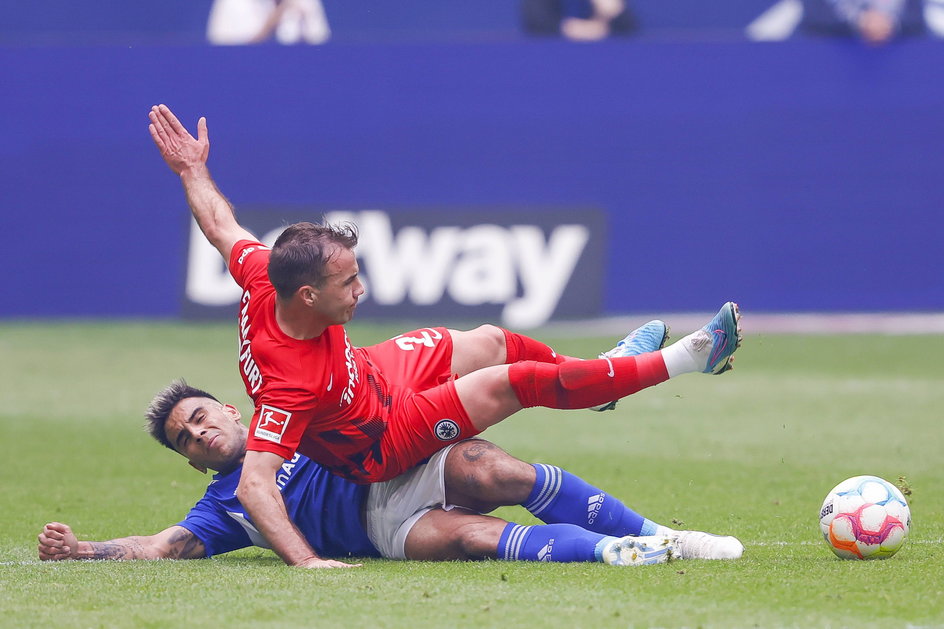 Mario Goetze w starciu z Rodrigo Zalazarem z Schalke 04