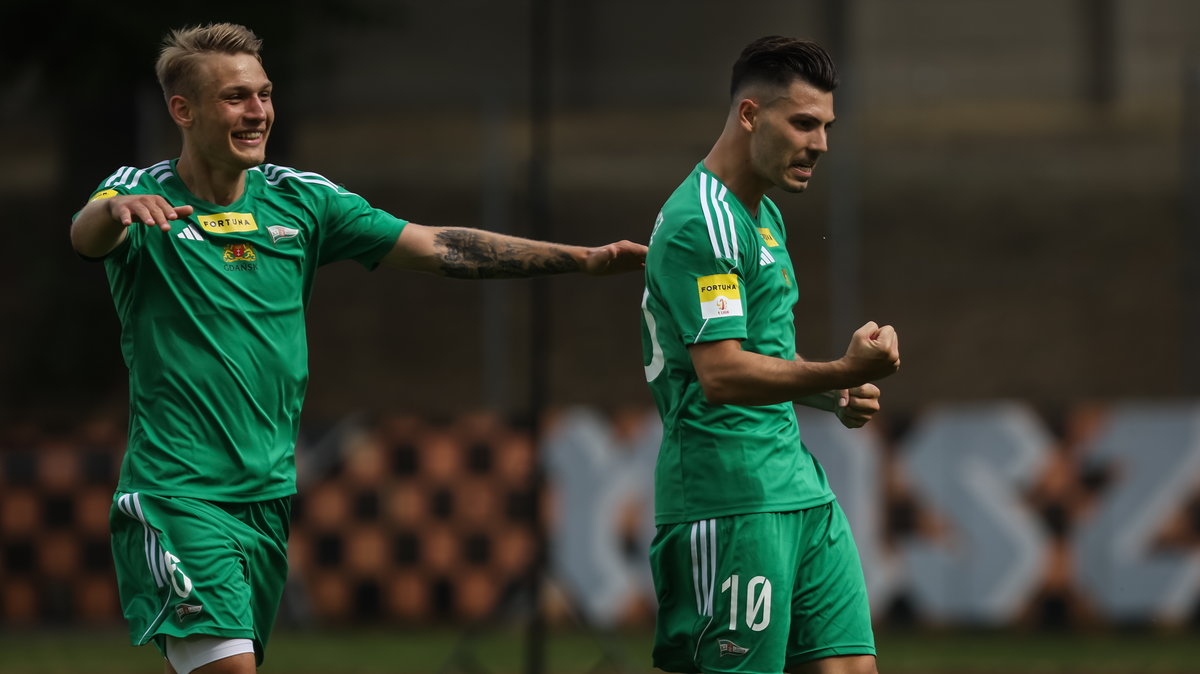 Jan Biegański (z lewej) i Luis Fernandez (Chrobry Głogów - Lechia Gdańsk, 22.07.2023 r.).