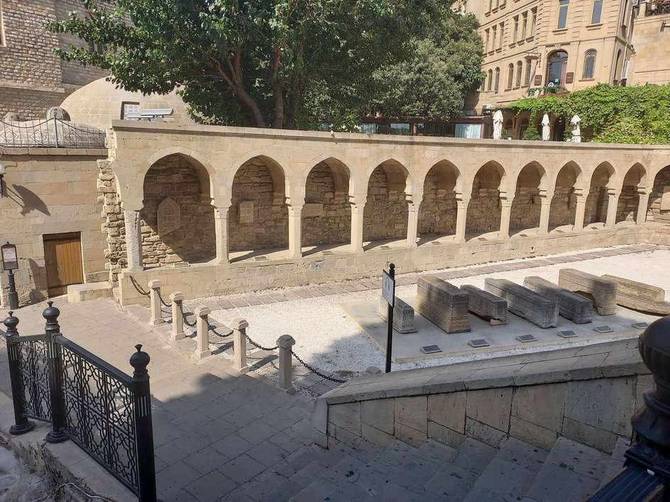 Stare Miasto w Baku, gdzie kręcono scenę w filmie „Jak rozpętałem drugą wojnę światową”