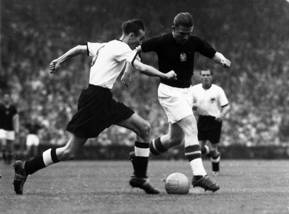 Horst Eckel i Ferenc Puskas w finale mundialu 1954