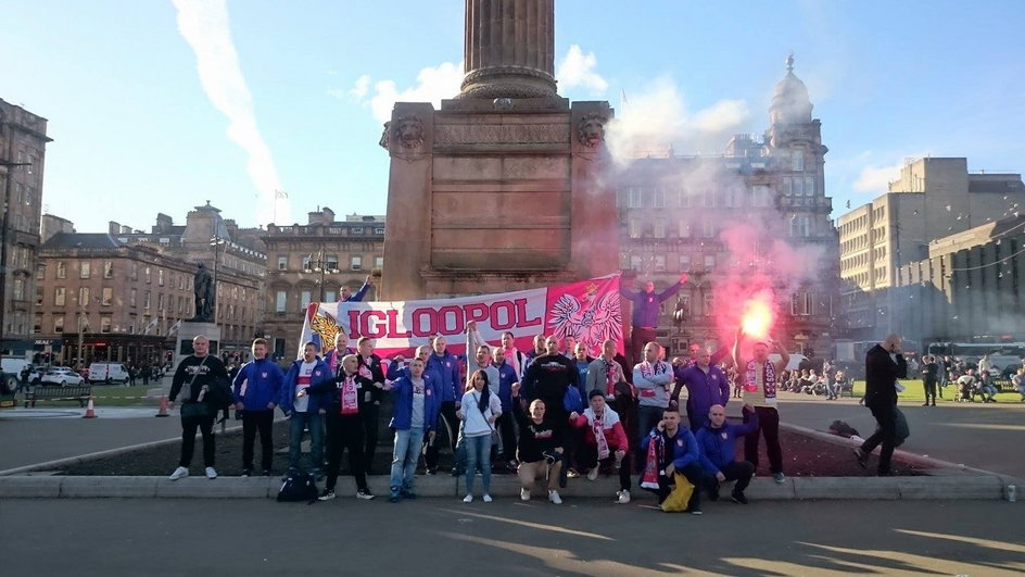 Przyjaciele z dzieciństwa z odwiedzinami na Wyspach Tutaj zdjęcie przed meczem Szkocja - Polska w Glasgow