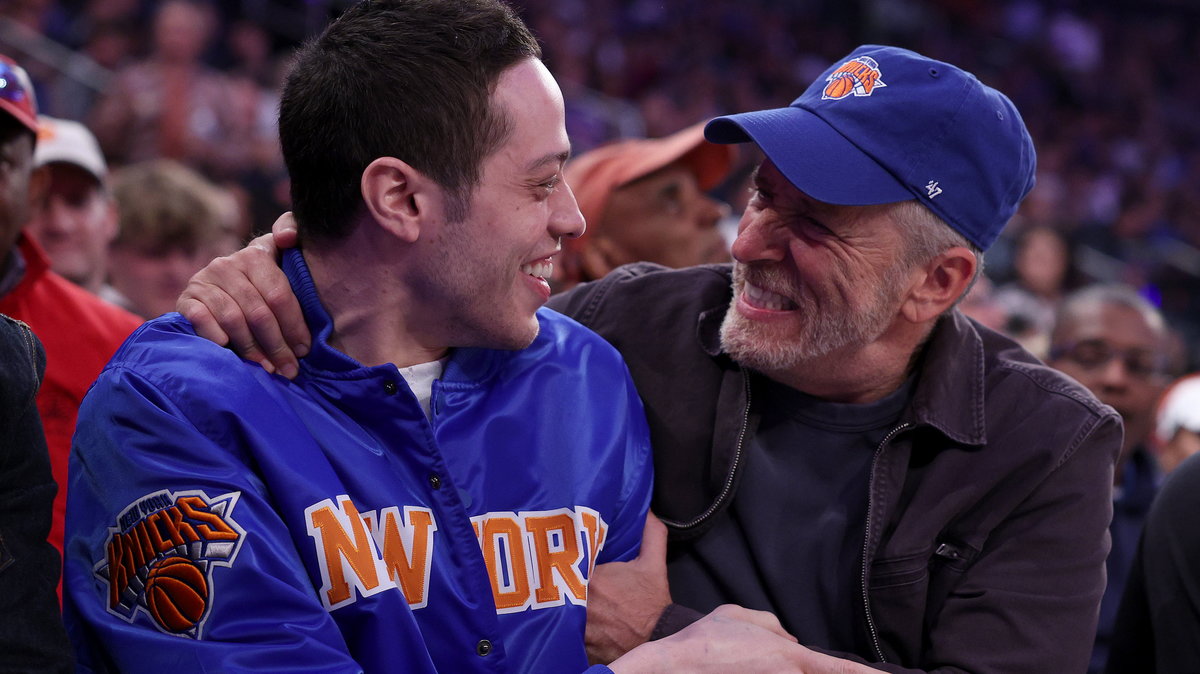 Komicy Pete Davidson, Jon Stewart na trybunach na meczu Knicks